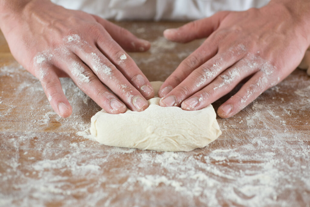 Travail manuel du pétrissage et du façonnage de la pâte
