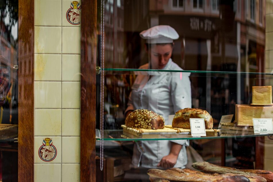 Vitrine d’une boulangerie artisanale avec des pains exposés